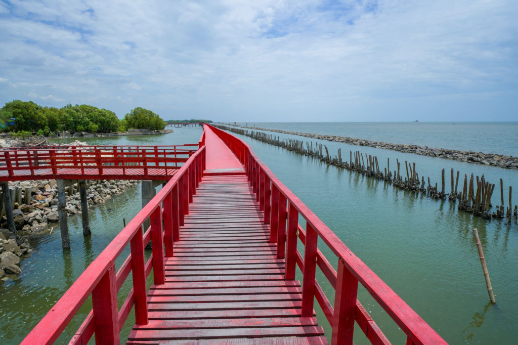 สะพานแดง ต.พันท้ายนรสิงห์ อ.เมืองสมุทรสาคร จ.สมุทรสาคร 