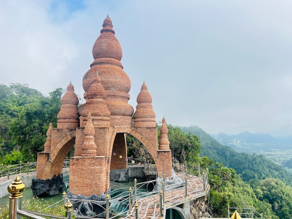 อุทยานธรรมเขานาในหลวง เจดีย์ลอยฟ้า หมู่ที่ 8 บ้านเขานาใน ต.ต้นยวน อ.พนม จ.สุราษฎร์ธานี